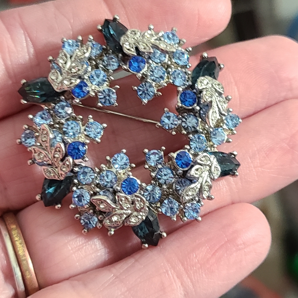 Vintage Blue Silver Rhinestone 3D Wreath Round Brooch Leafs Estate Vtg Euc - Picture 7 of 9